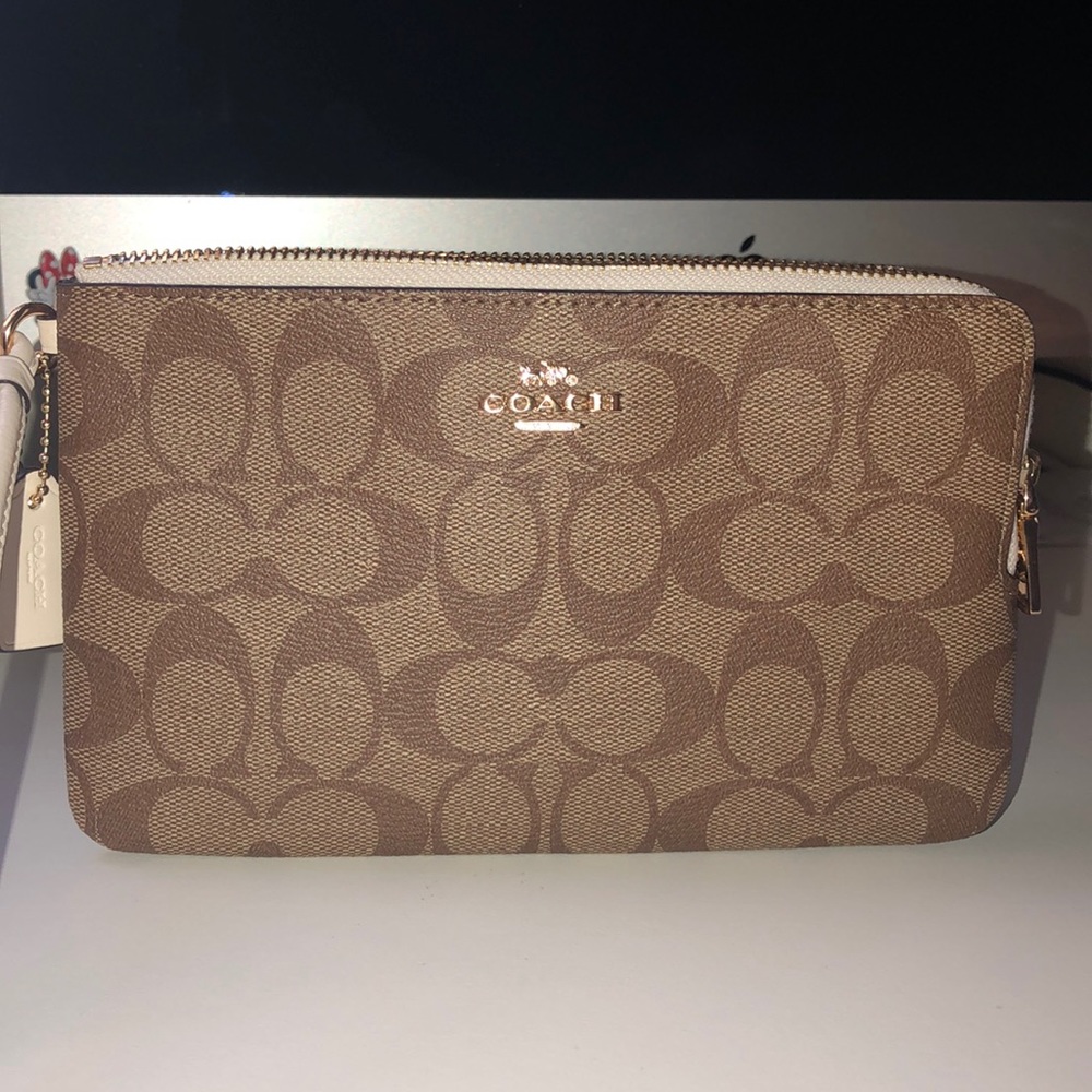 NWT COACH LARGE SIGNATURE WRISTLET